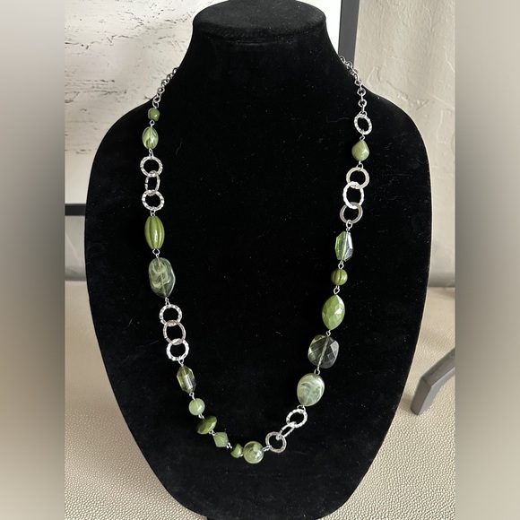 Lightweight Green Bead and Silver Tone Necklace - Picture 1 of 4